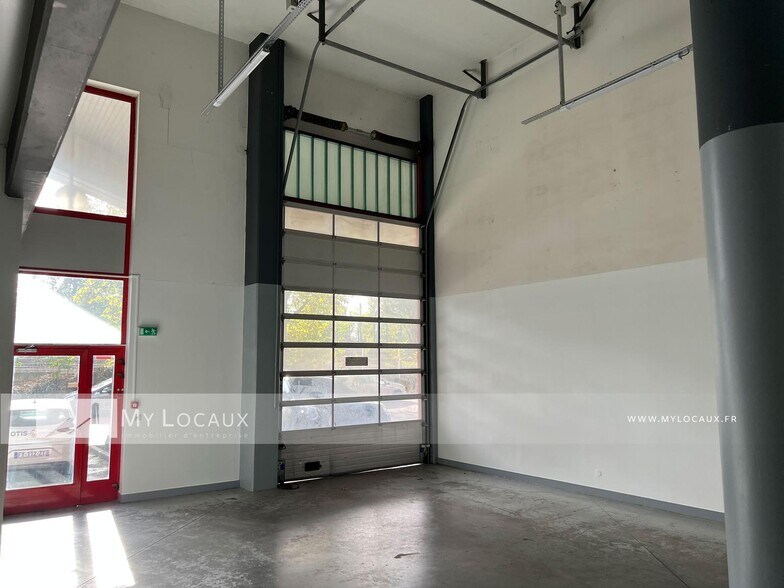 12 Chemin Du Moulin Basset, Saint-Denis for lease - Interior Photo - Image 3 of 3