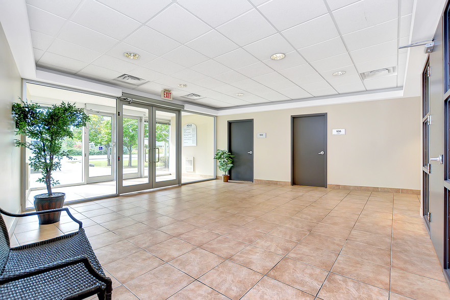 4043 Carling Ave, Ottawa, ON for lease - Lobby - Image 3 of 11