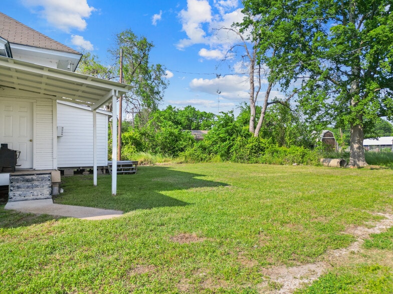 327 S Robb St, Trinity, TX for sale - Building Photo - Image 2 of 17