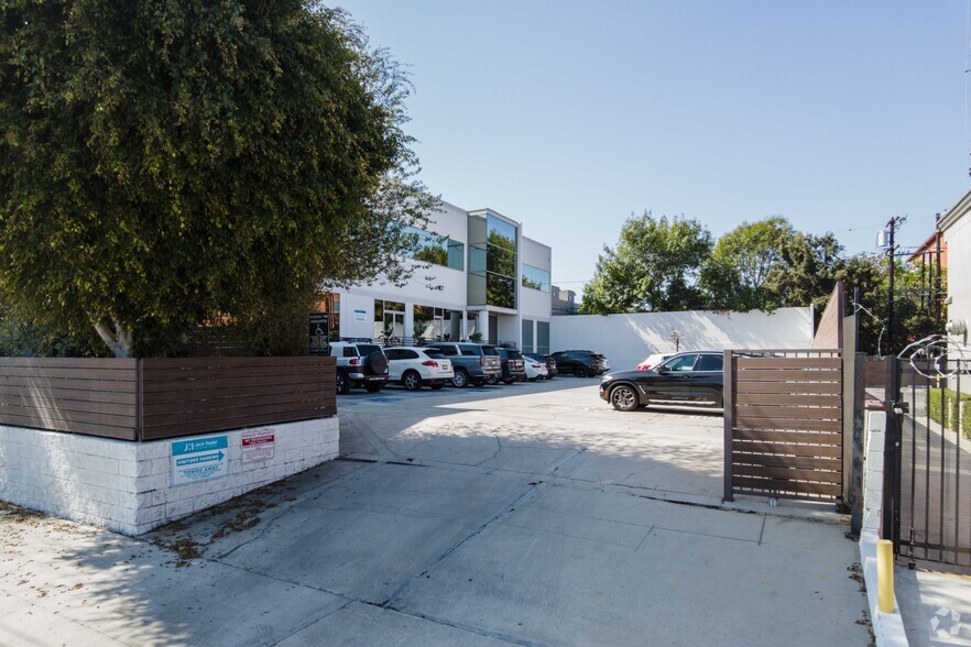 8701 Bellanca Ave, Los Angeles, CA for lease - Building Photo - Image 3 of 6