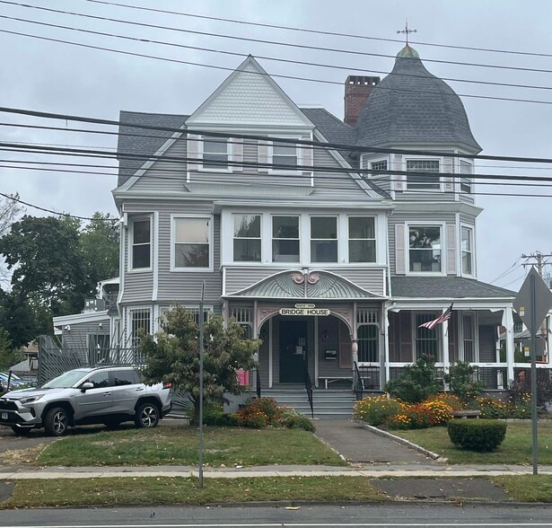 880 Fairfield Ave, Bridgeport, CT for sale - Building Photo - Image 1 of 25