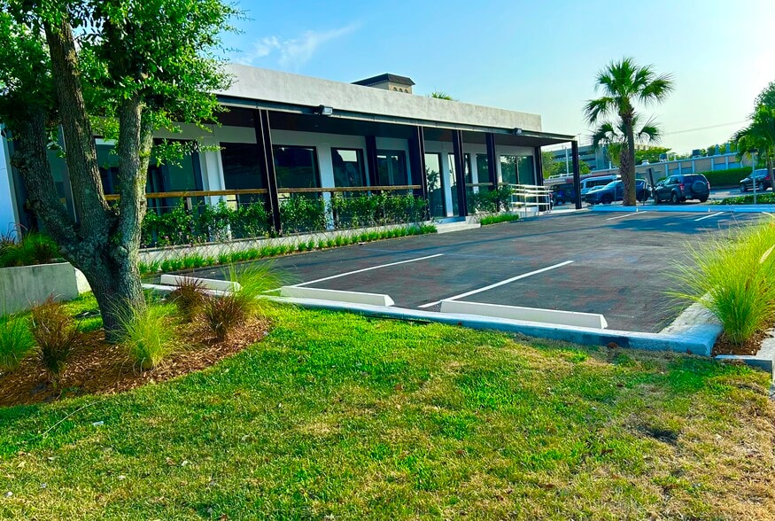 2100 E Commercial Blvd, Fort Lauderdale, FL for lease - Building Photo - Image 2 of 22