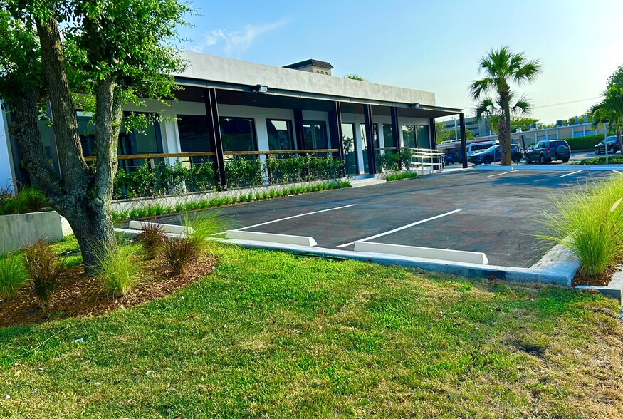 2100 E Commercial Blvd, Fort Lauderdale, FL for lease - Building Photo - Image 3 of 22