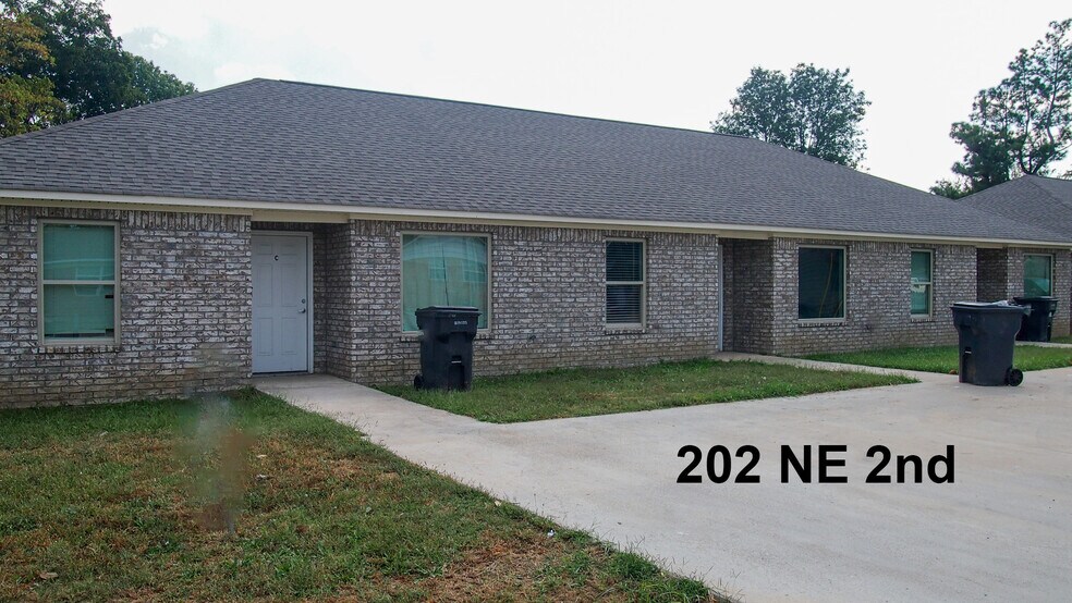 200 NE 2nd St, Walnut Ridge, AR for sale - Primary Photo - Image 1 of 1