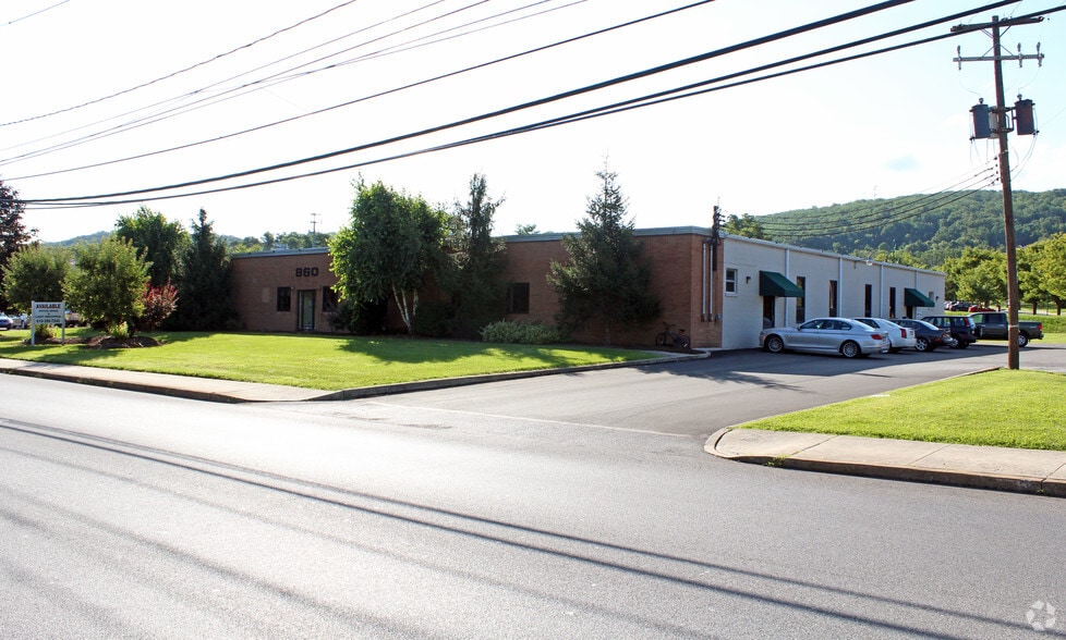 860 Broad St, Emmaus, PA for lease - Building Photo - Image 3 of 24