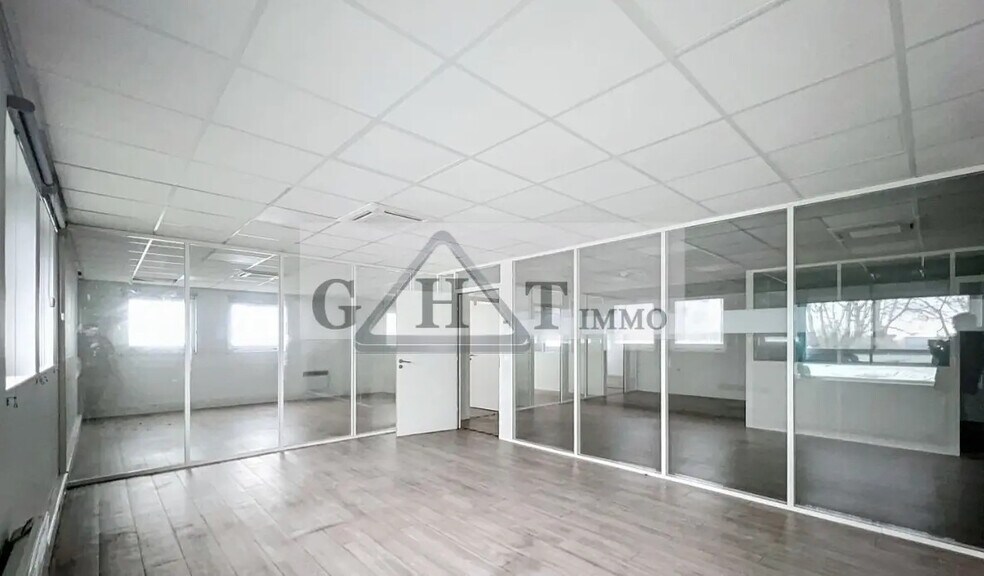 Office in Brie-Comte-Robert for lease - Interior Photo - Image 3 of 3