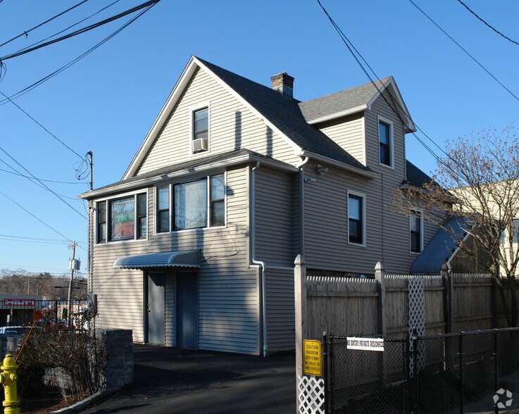 39 Grenhart Rd, Stamford, CT 06902