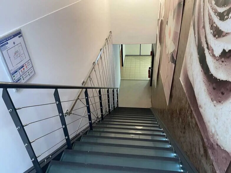 Office in Lacroix-Saint-Ouen for lease - Interior Photo - Image 2 of 10