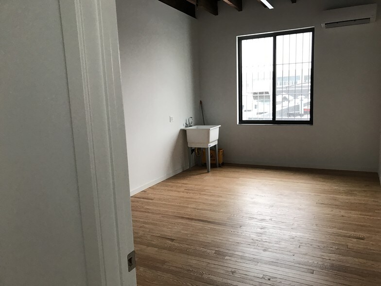 289 Meserole St, Brooklyn, NY for sale - Building Photo - Image 1 of 1