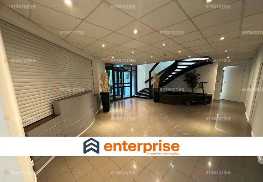 Office in VILLENEUVE-D'ASCQ for lease - Lobby - Image 1 of 7