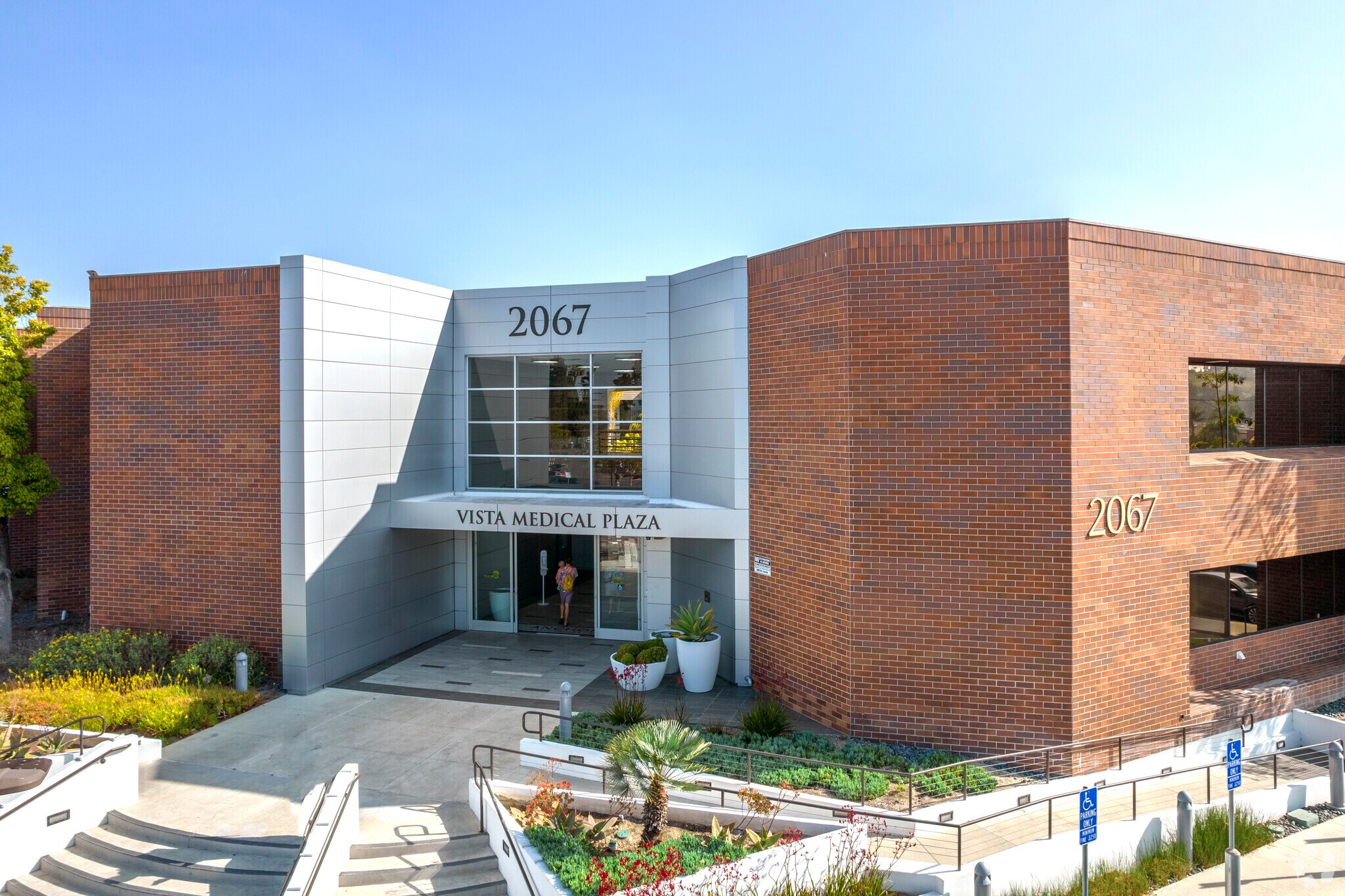 2067 W Vista Way, Vista, CA for lease Building Photo- Image 1 of 11