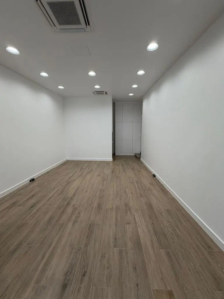 Retail in Paris for lease Building Photo- Image 1 of 6