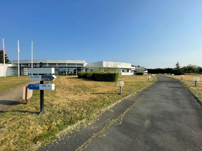 Office in Barentin for lease - Building Photo - Image 2 of 34