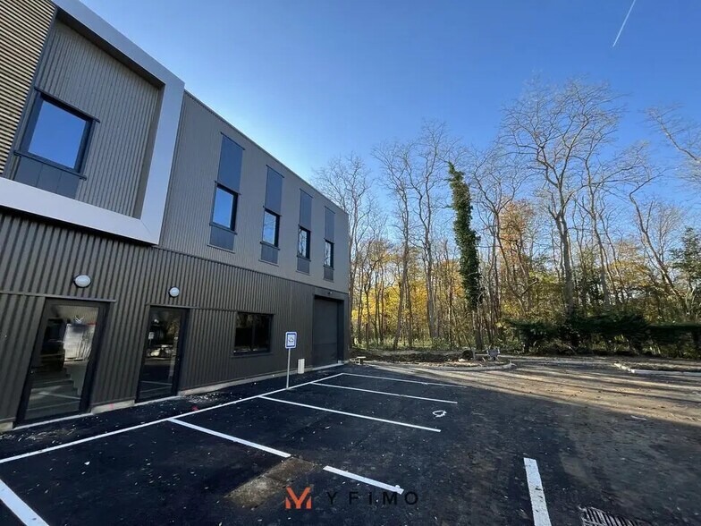 Flex in Les Mureaux for lease - Building Photo - Image 3 of 6