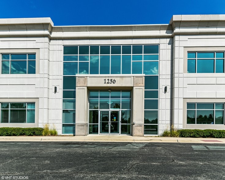 1256 Waterford Dr, Aurora, IL for sale - Building Photo - Image 2 of 16