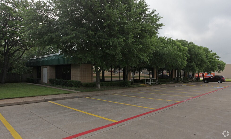 3921 Green Oaks Blvd, Arlington, TX 76016