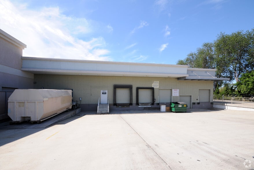 3900-3940 S Bristol St, Santa Ana, CA for lease - Building Photo - Image 3 of 4