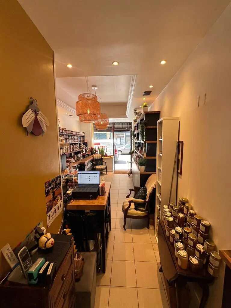 Retail in Paris for lease Building Photo- Image 1 of 4