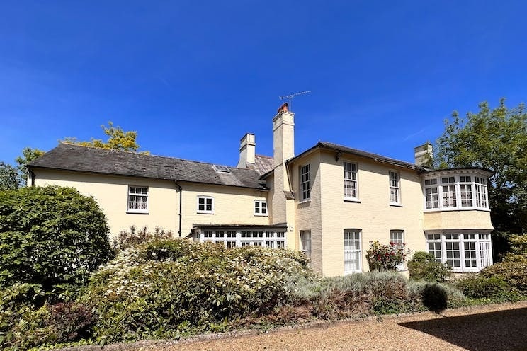 2 High St, Bagshot for sale Primary Photo- Image 1 of 1