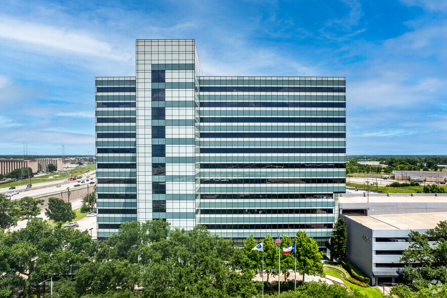 400 N Sam Houston Pky E, Houston, TX for lease - Building Photo - Image 2 of 20