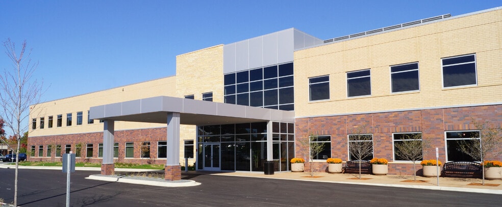 15655 37th Ave N, Plymouth, MN for lease - Building Photo - Image 2 of 7