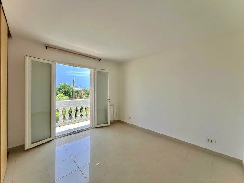 Office in Antibes for lease - Interior Photo - Image 3 of 11