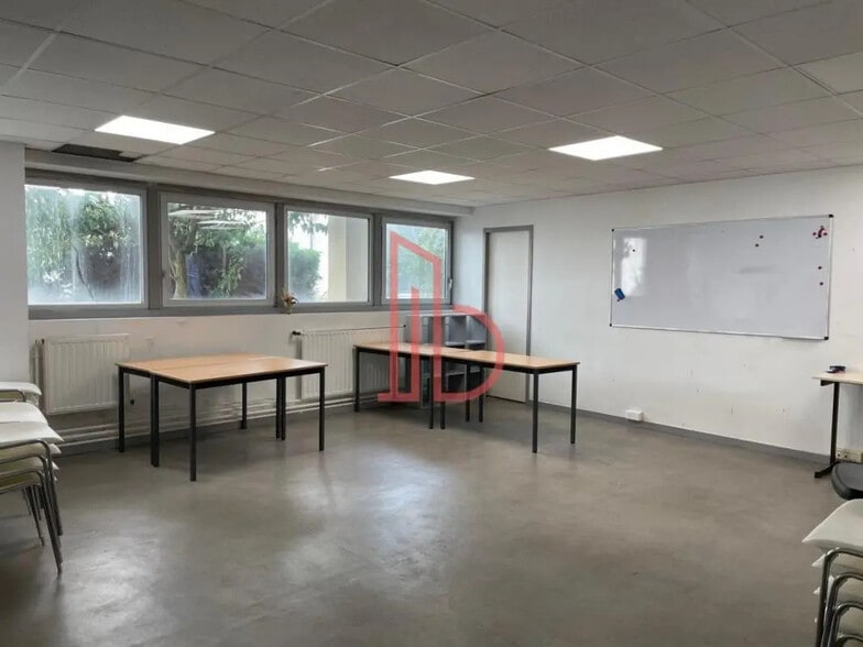 Office in Bordeaux for lease - Interior Photo - Image 1 of 9