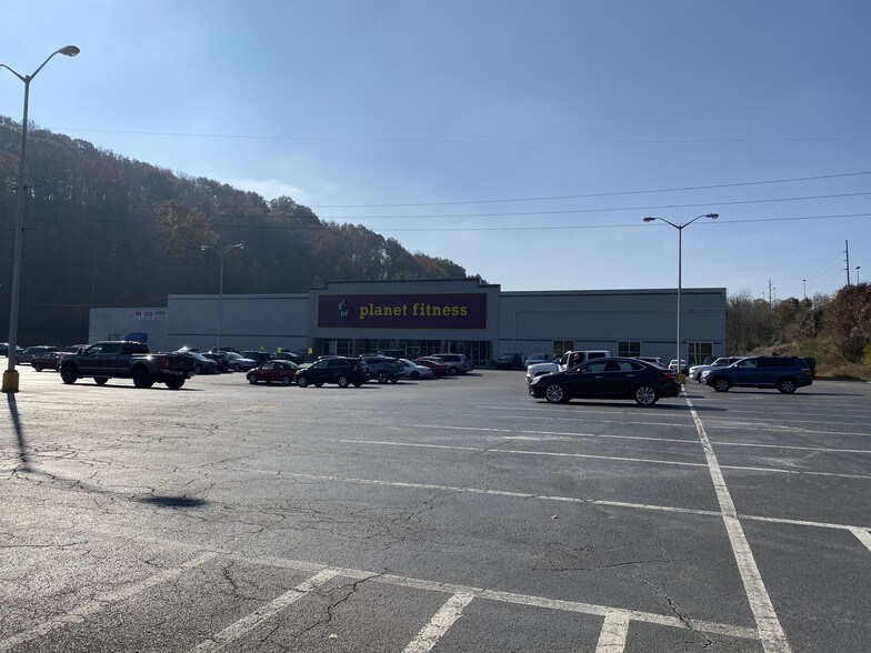 125 Lakeview Dr, Cross Lanes, WV for lease - Front View Available Space on Right - Image 1 of 6