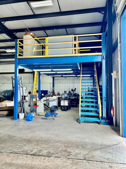 2501 Runway Dr, Waupaca, WI for sale - Interior Photo - Image 2 of 13