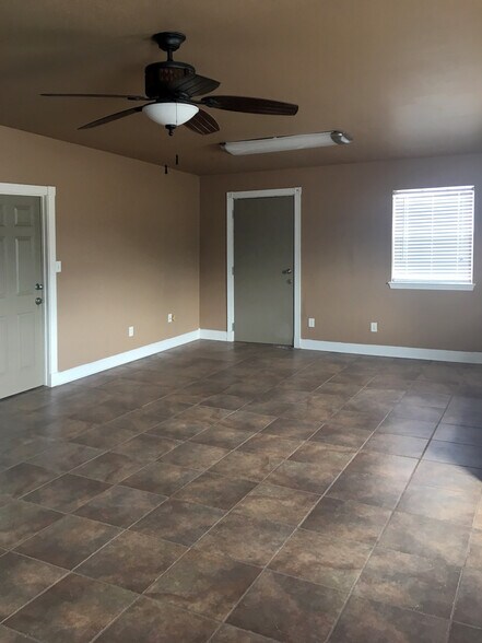 5103 Estes Pky, Longview, TX for lease - Interior Photo - Image 3 of 9