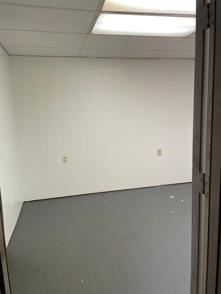 3078 Point Marion Rd, Morgantown, WV for lease - Interior Photo - Image 3 of 5