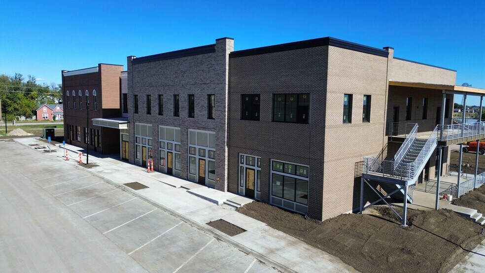 1107 S 44th Pl, Cumming, IA for lease - Building Photo - Image 3 of 5