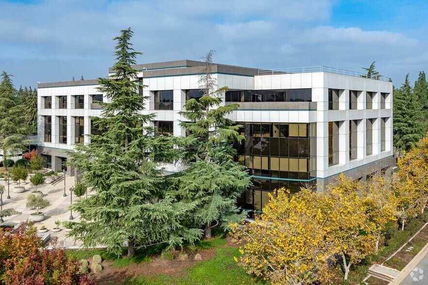 10 E River Park Pl E, Fresno, CA for sale - Primary Photo - Image 1 of 1