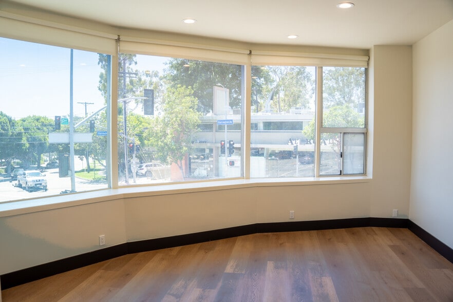 146-150 S Barrington Ave, Los Angeles, CA for lease - Interior Photo - Image 3 of 10