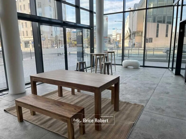 Office in Lyon for lease - Lobby - Image 2 of 9