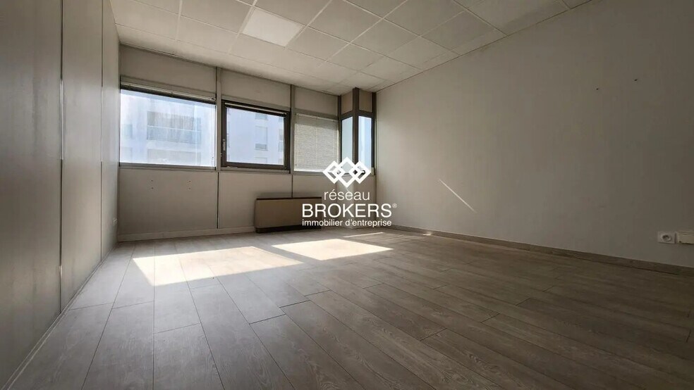 Flex in Colomiers for lease - Interior Photo - Image 2 of 4