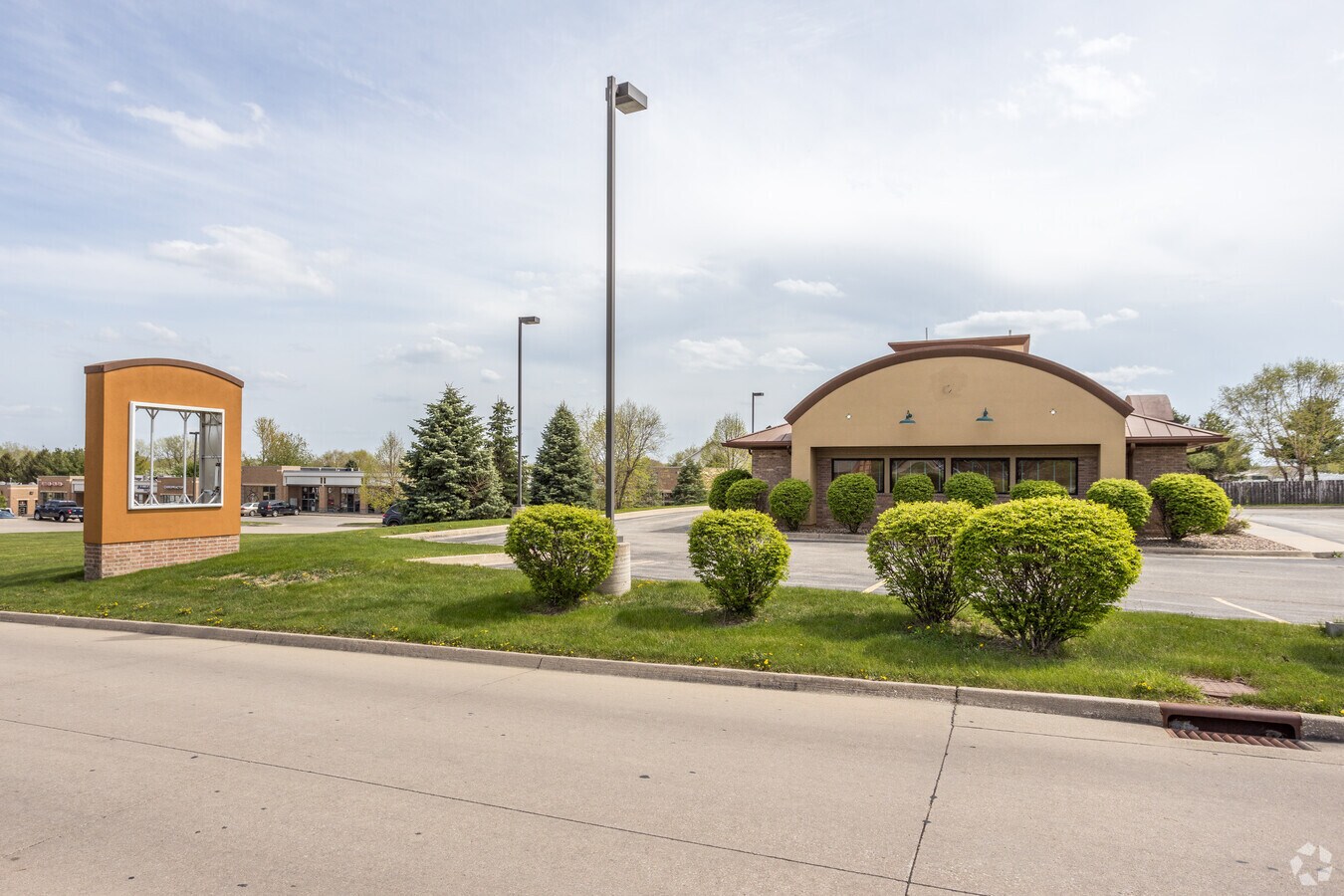 8134 Douglas Ave, Urbandale, IA 50322