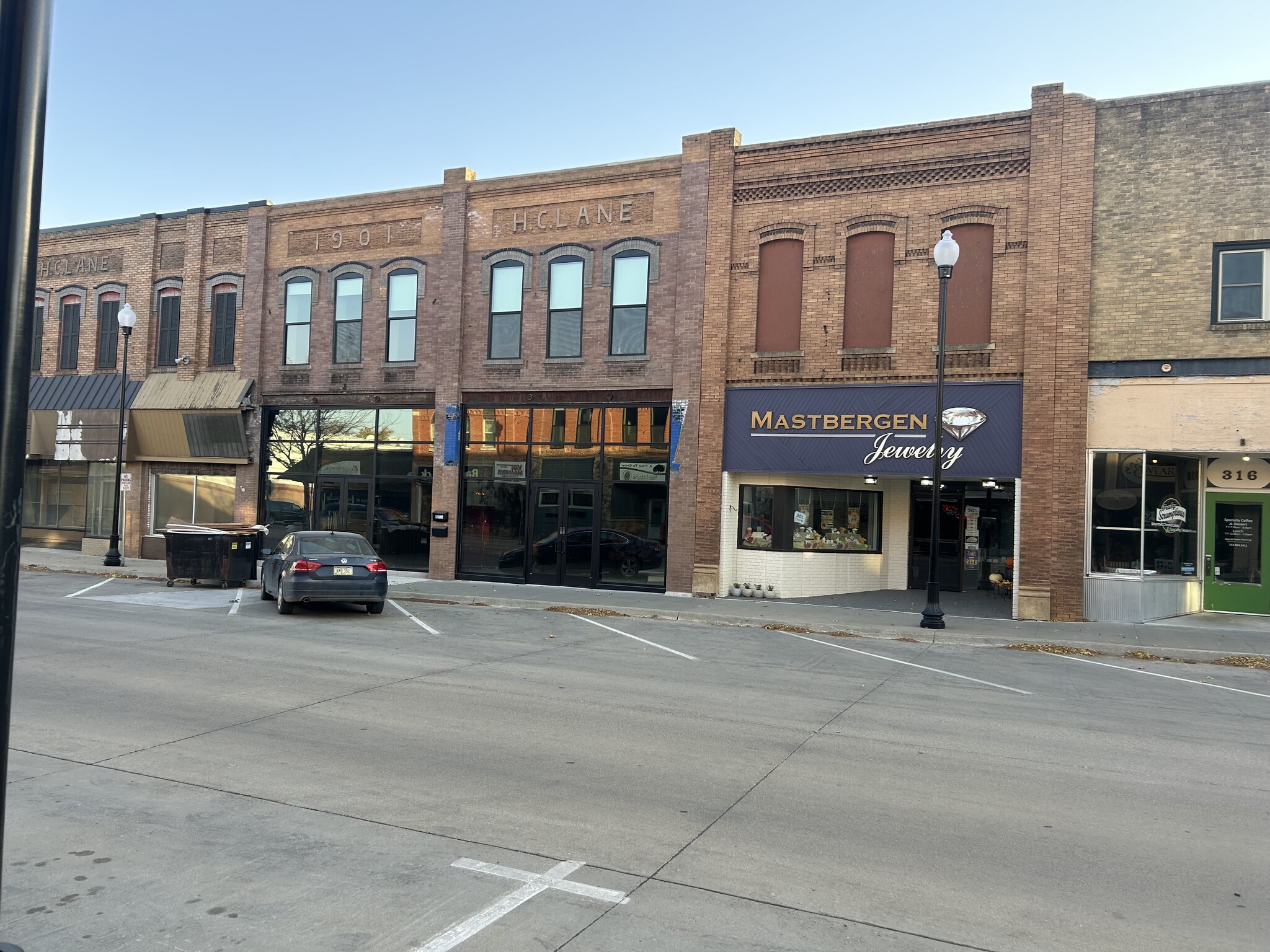 320 9th St, Sheldon, IA for lease Building Photo- Image 1 of 4