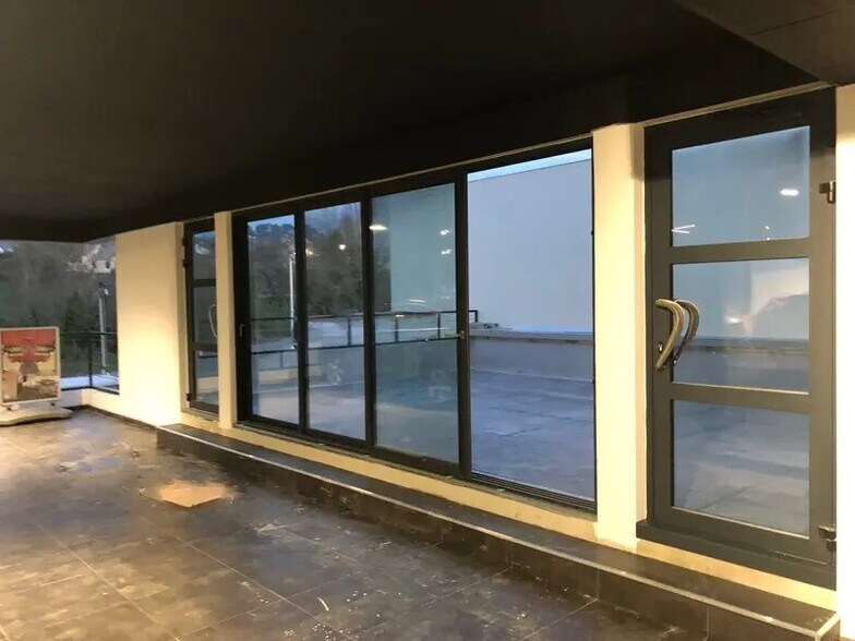 Retail in La Colle-sur-Loup for lease - Interior Photo - Image 3 of 3