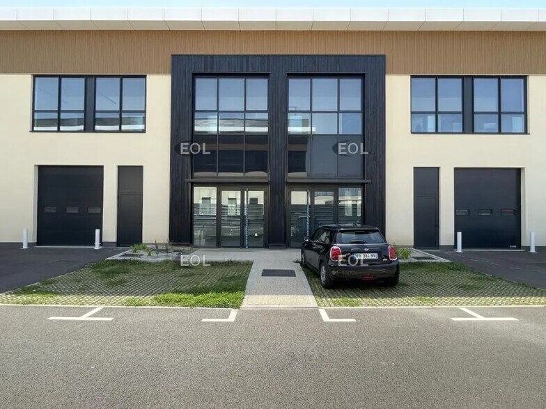 Flex in Nanterre for lease - Building Photo - Image 3 of 19