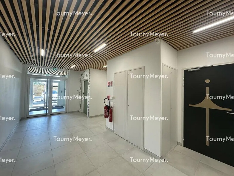 Office in Treillières for lease - Lobby - Image 2 of 5