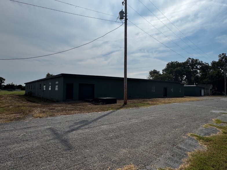 400-404 Dixie Ln, North Little Rock, AR for sale - Building Photo - Image 1 of 17
