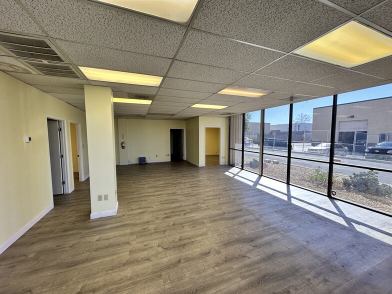 2655 N 37th Dr, Phoenix, AZ for lease - Interior Photo - Image 2 of 6