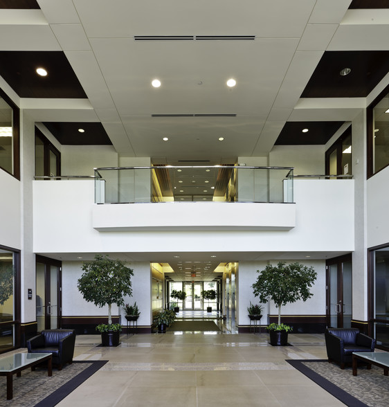 9998 Crosspoint Blvd, Indianapolis, IN for sale - Lobby - Image 1 of 1