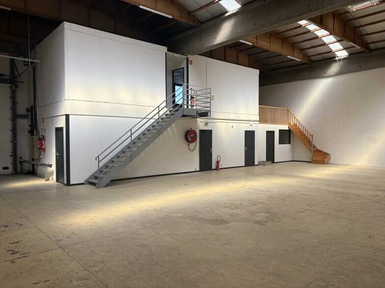 Office in Dardilly for lease - Interior Photo - Image 2 of 8