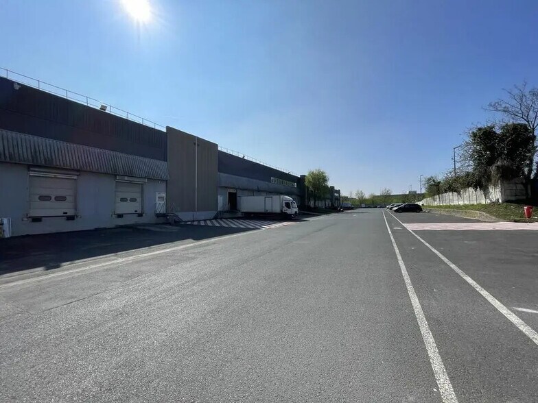 Industrial in Stains for lease - Building Photo - Image 3 of 8