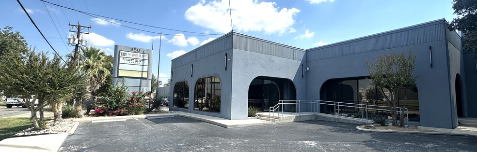 950 Isom Rd, San Antonio, TX for lease - Building Photo - Image 2 of 2