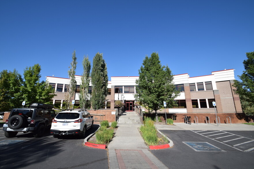 929 SW Simpson Ave, Bend, OR for lease - Building Photo - Image 1 of 37