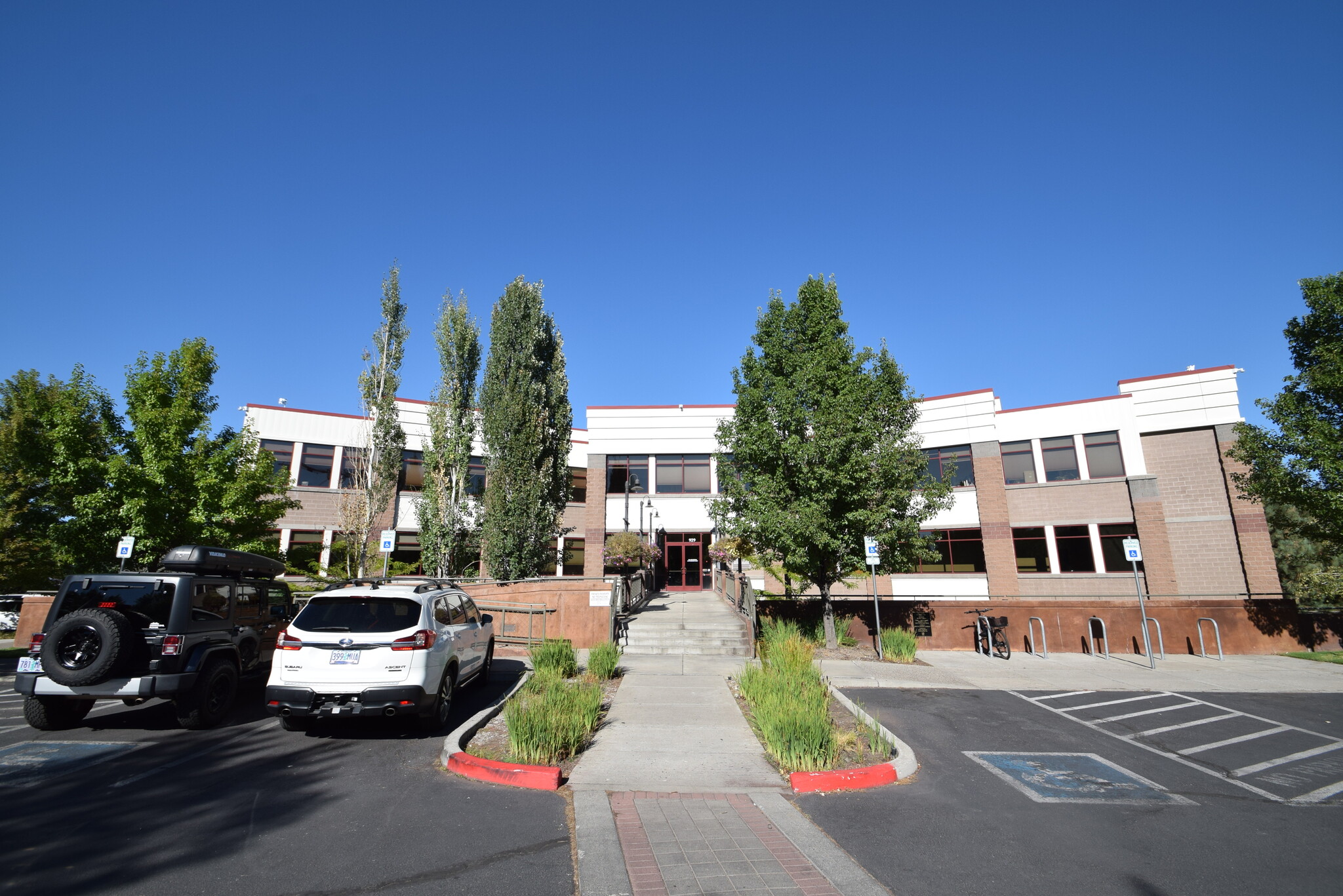 929 SW Simpson Ave, Bend, OR for lease Building Photo- Image 1 of 38