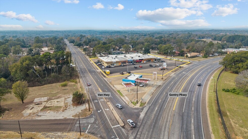 2726 W Gentry Pky, Tyler, TX for sale - Primary Photo - Image 1 of 8